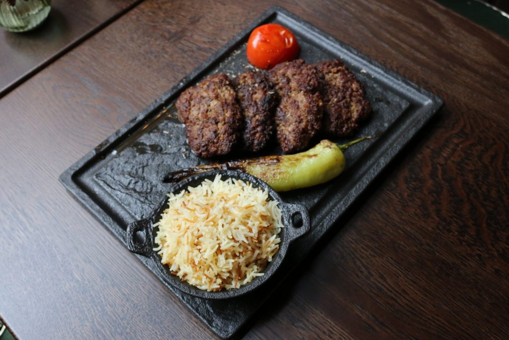 Hackgericht mit Reis als Beilage